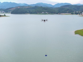 广东首次实现跨水域无人机运输荔枝