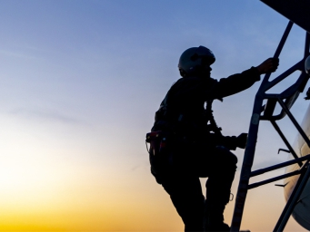 一起感受战机与霞光邂逅的浪漫时刻！