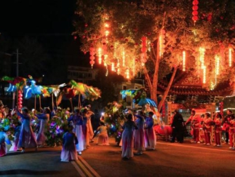 村民过年买买买 收入涨了有底气！