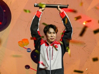 带伤创造历史 潘愚非成为中国攀岩首位攀石世界冠军